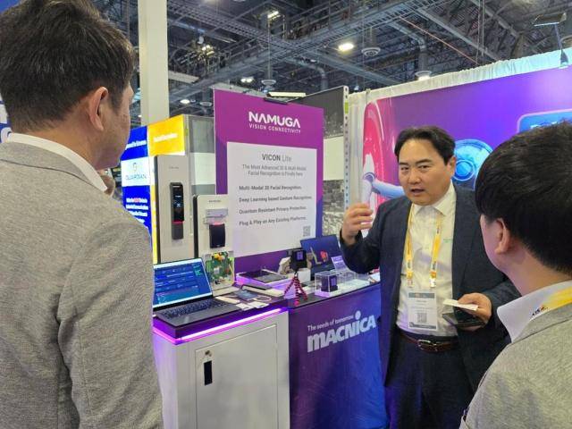 ISC WEST 2026에서 VICON 제품 소개하는 나무가 이동호 대표 [사진=나무가]