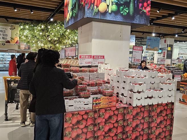 서울 광진구 자양동에 있는 한 대형마트에 고객들이 할인하고 있는 딸기 매대에 몰려 있다.(문현호 기자 m2h@)