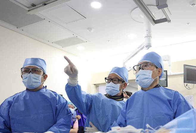 온영근 삼성서울병원 순환기내과 교수(오른쪽 첫번째)가 펄스장 절제술을 진행하고 있다.(사진제공=삼성서울병원)