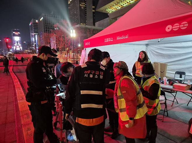 관광객 대상 의료 지원을 하고 있는 모습. /서울관광재단 제공