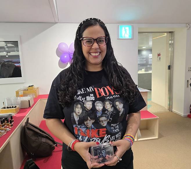 자개 체험을 마친 방탄소년단(BTS) 팬이 환하게 웃고 있다. /서울관광재단 제공