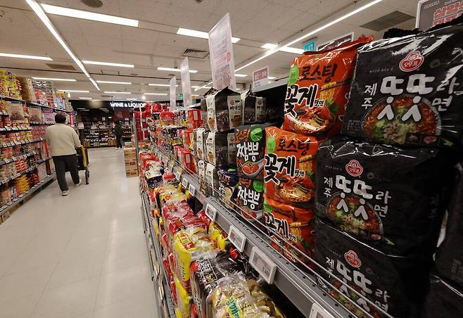 &nbsp;식품업계는 페트병, 비닐, 용기 등 대부분의 포장재를 석유화학 제품에 의존하고 있어 나프타 가격이나 수급 변화에 민감할 수밖에 없는 구조다. 사진은 서울의 한 대형마트의 라면 코너./연합뉴스
