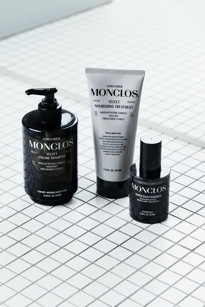 왼쪽부터 몽클로스 '벨벳 볼륨 샴푸', '벨벳 너리싱 트리트먼트', '슈퍼 실키 에센스' 제품./몽클로스