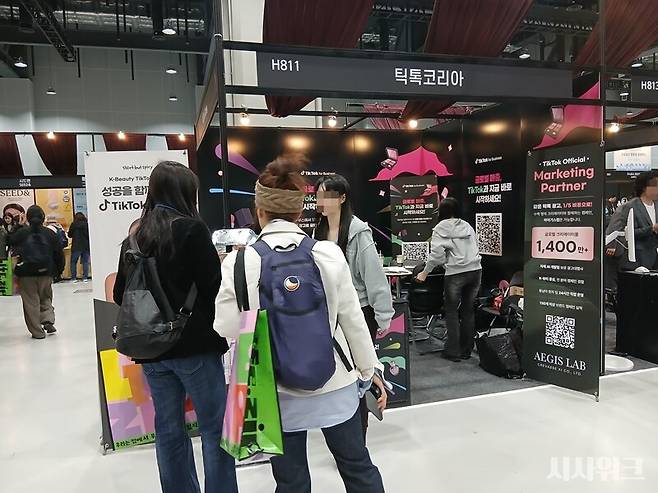 국내 화장품 브랜드가 상품을 수출하기&nbsp;위해서는 해외 법인을 세우고 물류 센터를 짓는 등 부담이 따르는 반면, '틱톡샵' 입점이 이런 과정을 간소화하는 역할을 할 수 있다는 것이 틱톡코리아 측의 설명이다. / 사진=김지영 기자