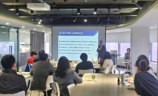 26일 이투데이 빌딩 19층 라운지에서 강창희 대표가 '비바 브라보 클럽' 1회차 강연을 진행하고 있다. (박지수 기자 jsp@)