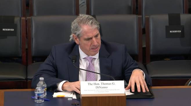 토머스 디나도 미 국무부 군비통제·국제안보 담당 차관이 25일(현지 시간) 미국 하원 외교위원회 청문회에서 발언하고 있다. 사진=뉴시스