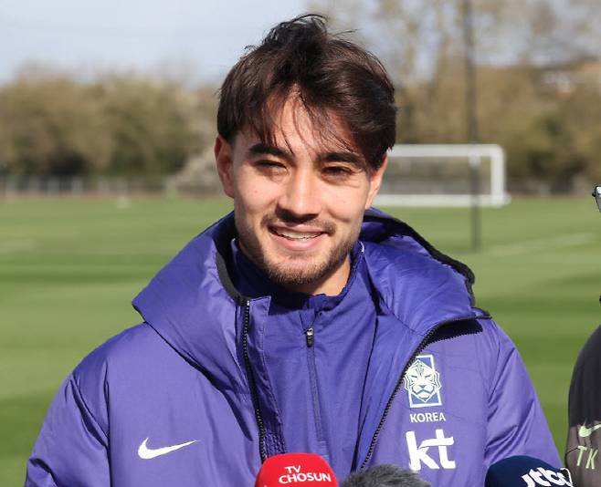 코트디부아르전을 앞둔 한국 축구 국가대표팀의 카스트로프가 25일(현지시간) 영국 런던 북서쪽 밀턴킨스 MK돈스 훈련장에서 훈련에 앞서 인터뷰하고 있다. 사진=연합뉴스