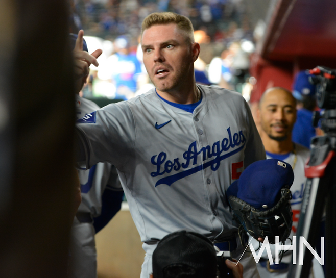 (다저스 1루수 프레디 프리먼. 그 옆에 무키 베츠의 모습도 보인다)