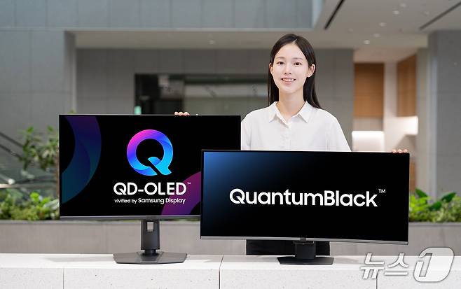삼성디스플레이의 '퀀텀 블랙(QuantumBlack™)을 적용한 2026년 QD-OLED 모니터 신제품을 모델이 소개하고 있다. (사진제공 = 삼성디스플레이)