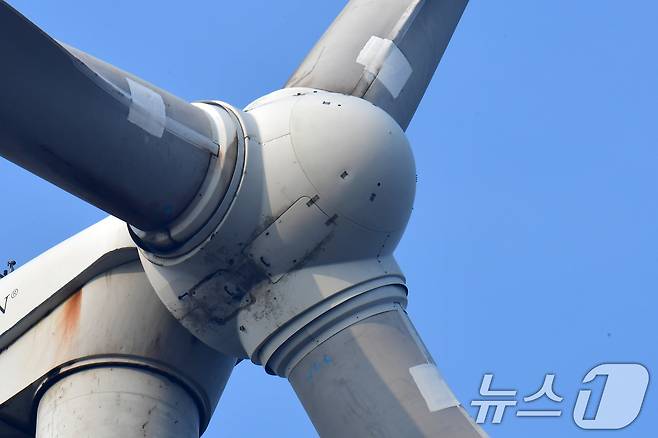 경북 영덕군 창포풍력발전단지 화재 사고 이틀째인 지난 24일 풍력발전단지에 있는 발전기 블레이드에 대형 접착 물체가 부착돼 있다. 2026.3.24 ⓒ 뉴스1 최창호 기자