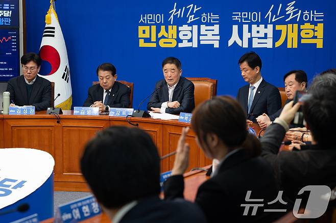 강득구 더불어민주당 2차종합특검대응특별위원회 위원장이 24일 서울 여의도 국회에서 열린 2차종합특검대응특별위원회 제2차 전체회의에서 모두 발언을 하고 있다. 2026.3.24 ⓒ 뉴스1 유승관 기자