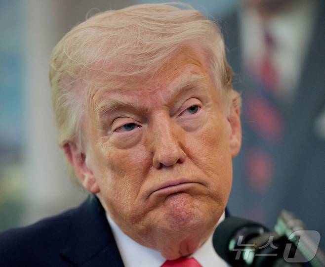 도널드 트럼프 미국 대통령이 24일(현지시간) 워싱턴DC 백악관에서 열린 마크웨인 멀린 국토부안보장관 취임식에 참석하고 있다. 2026.3.24 ⓒ 로이터=뉴스1