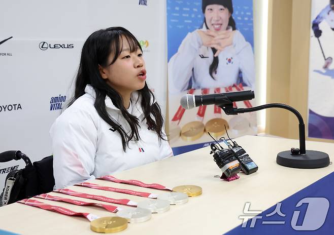 패럴림픽 2관왕 김윤지 선수가 26일 서울 송파구 출근하는 올림픽회관 신관 대한장애인 체육회에서 2026 밀라노·코르티나 동계패럴림픽대회 대한민국 선수단 MVP 기자회견을 하고 있다. 2026.3.26 ⓒ 뉴스1 김명섭 기자