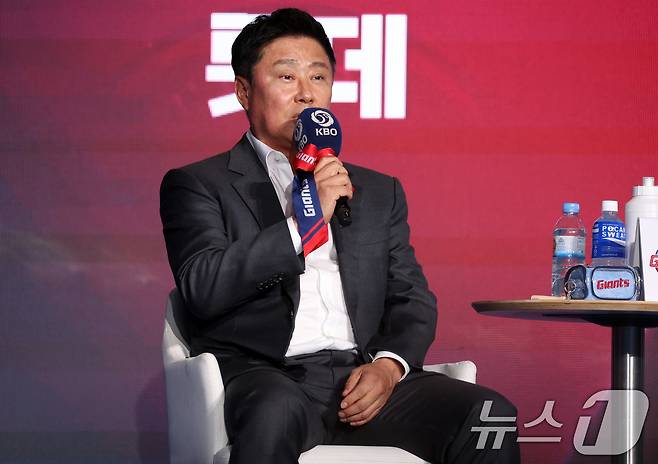 26일 오후 서울 잠실 롯데호텔 월드에서 열린 2026 신한 SOL KBO 리그 미디어데이&팬페스트’에서 롯데 자이언츠 김태형 감독이 포부와 각오를 밝히고 있다. 2026.3.26 ⓒ 뉴스1 김명섭 기자