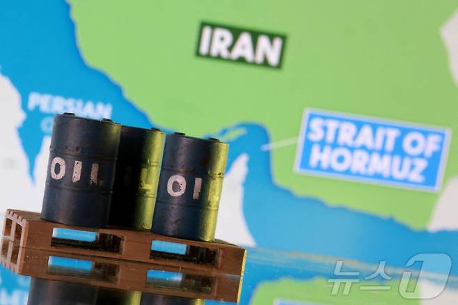 3D 프린팅된 석유통과 이란 지도. 2026.3.2 ⓒ 로이터=뉴스1