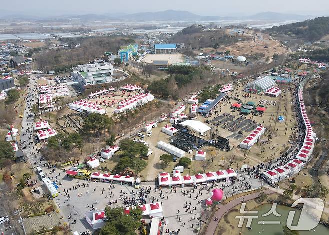 충남 논산 딸기축제가 개막한 26일 논산시민가족공원 행사장이 관광객들로 붐비고 있다. 2026.3.26 ⓒ 뉴스1 김기태 기자