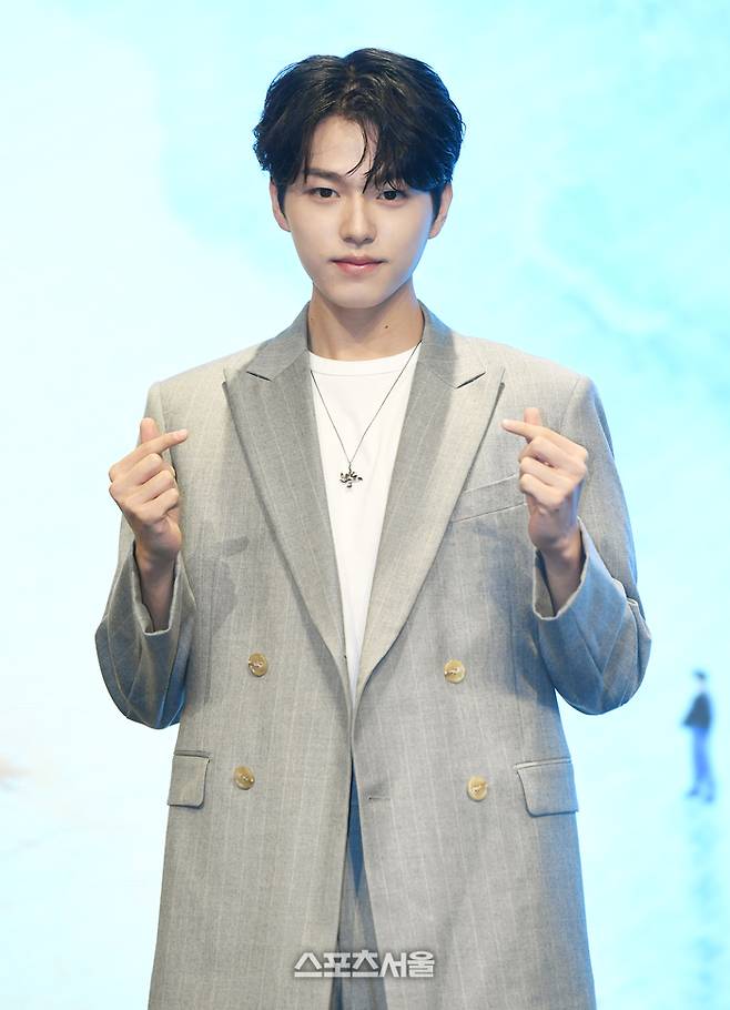 배우 이진우가 16일 서울 구로구 더 세인트에서 진행된 지니TV 오리지널 ‘나미브’ 제작발표회에서 취재진을 향해 포즈를 취하고 있다. ‘나미브’는 해고된 스타 제작자 강수현과 방출된 장기 연습생 유진우가 만나 각자의 목표를 위해 나아가는 이야기를 그리고 있으며 배우 고현정, 려운, 윤상현, 이진우 등이 출연한다. 2024. 12. 16. 박진업 기자 upandup@sportsseoul.com