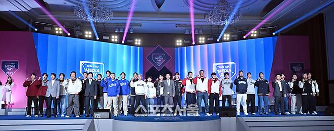26일 서울 송파구 롯데호텔 월드에서 진행된 2026 KBO 미디어데이 행사에서 각 팀 선수와 감독들이 기념촬영을 하고 있다. 박진업 기자 upandup@sportsseoul.com
