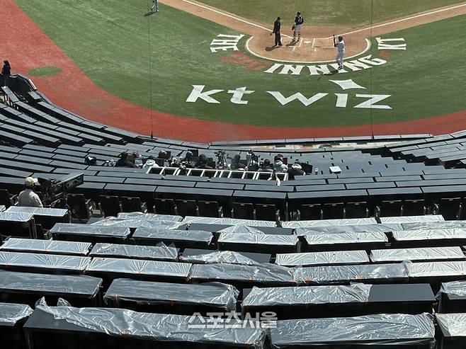 KT가 내야 좌석을 교체했다. 중앙석은 모두 테이블석으로 바뀌었다. 수원 | 박연준 기자 duswns0628@sportsseoul.com