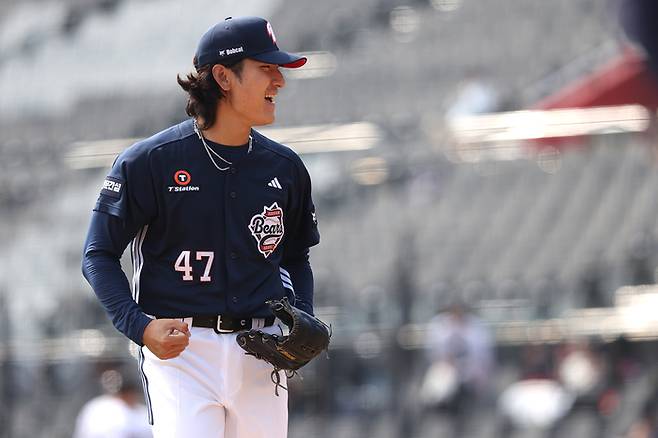 두산 곽빈이 23일 수원케이티위즈파크에서 열린 2026 KBO리그 시범경기 KT전서 이닝을 마치고 포효하고 있다. 사진 | 두산 베어스