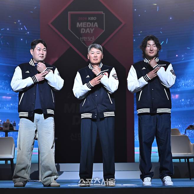 두산 양의지(왼쪽)와 김원형 감독(가운데), 곽빈이 26일 서울 송파구 롯데호텔 월드에서 진행된 2026 KBO 미디어데이 행사에서 시즌 세리머니를 선보이고 있다. 박진업 기자 upandup@sportsseoul.com