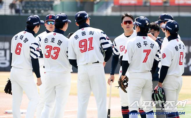 14일 부산 사직야구장에서 열린 KBO리그 롯데 자이언츠와 LG 트윈스의 시범경기. 롯데 전준우가 선수단 미팅을 주도하고 있다. 부산=박재만 기자 pjm@sportschosun.com/2026.03.14/