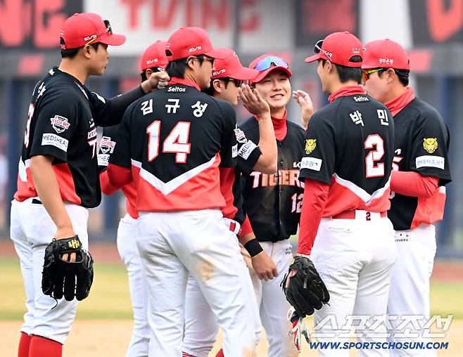 24일 대구삼성라이온즈파크에서 열린 KIA와 삼성의 시범경기. KIA가 2대1로 승리했다. 승리의 기쁨을 나누는 KIA 선수들의 모습. 대구=허상욱 기자wook@sportschosun.com/2026.03.24/