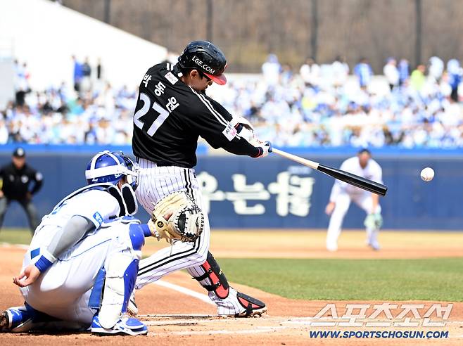 22일 대구삼성라이온즈파크에서 열린 LG와 삼성의 시범경기. 1회초 2사 1,2루 LG 박동원이 선취 1타점 적시타를 치고 있다. 대구=허상욱 기자wook@sportschosun.com/2026.03.22/