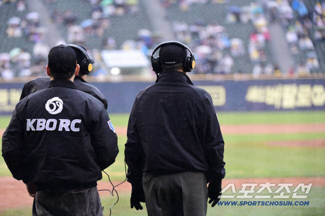 12일 잠실야구장에서 열린 KBO리그 LG와 두산의 경기. 8회 LG 오스틴의 타구를 비디오판독하는 심판진. 잠실=송정헌 기자songs@sportschosun.com/2025.04.12/