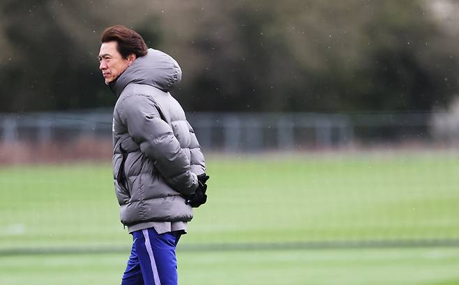 선수들 지켜보는 홍명보 감독

    (밀턴킨스[영국]=연합뉴스) 최재구 기자 = 코트디부아르전을 앞둔 한국 축구 국가대표팀의 홍명보 감독이 25일(현지시간) 영국 런던 북서쪽 밀턴킨스 MK돈스 훈련장에서 열린 팀 훈련에서 선수들을 지켜보고 있다. 2026.3.26

    jjaeck9@yna.co.kr

(끝)





<저작권자(c) 연합뉴스, 무단 전재-재배포, AI 학습 및 활용 금지>