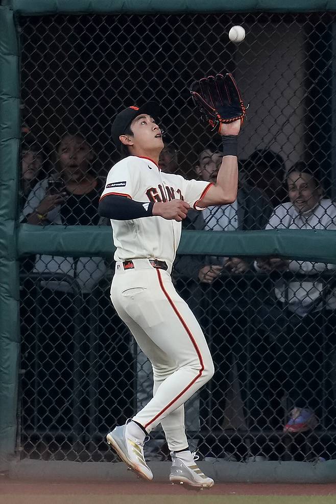 Mar 25, 2026; San Francisco, California, USA; San Francisco Giants outfielder Jung Hoo Lee (51) catches a fly ball against the New York Yankees in the sixth inning at Oracle Park. Mandatory Credit: Cary Edmondson-Imagn Images







<저작권자(c) 연합뉴스, 무단 전재-재배포, AI 학습 및 활용 금지>