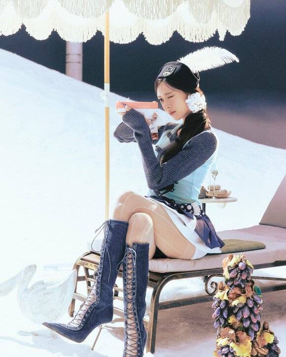 유나는 힘을 주기보다는 자연스럽게 자신의 매력을 드러낸다. 이 지점에서 ITZY 막내가 아닌 솔로 가수 유나의 존재감이 은은하게 퍼진다. /JYP엔터