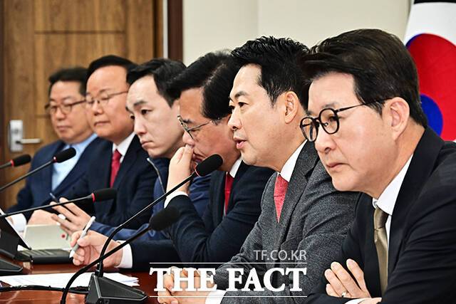 장동혁 국민의힘 대표가 26일 중동 전쟁 장기화에 따른 에너지 수급 불확실성에 대응하기 위한 '원전 확대를 기초로 한 에너지믹스 정책 재편'을 주장했다. 사진은 장 대표가 23일 오전 서울 여의도 국회에서 열린 최고위원회의에 참석해 모두발언을 하고 있는 모습. /배정한 기자