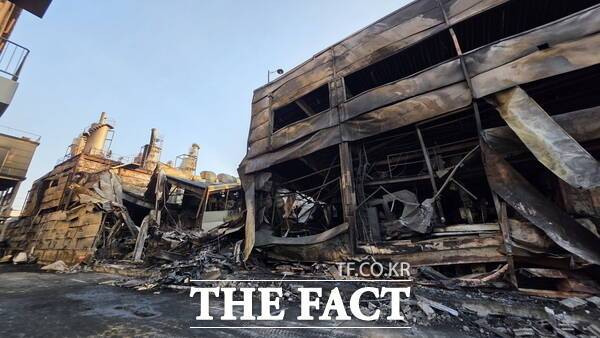 지난 20일 대전 대덕구 자동차 부품업체 안전공업 화재가 발생한 가운데 진화작업이 끝난 공장 모습. /정예준 기자