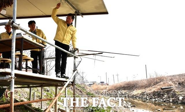 26일 정화영 부안군수 권한대행(부군수)이 관내 불법 점용 시설에 대한 집중 정비 현장을 찾아 점검하고 있다. /부안군