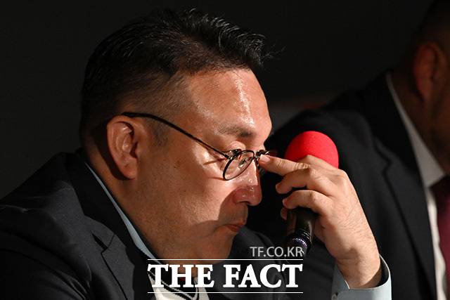 광역의원 청년 공개 오디션 바라보며 생각에 잠긴 이혁재 심사위원.