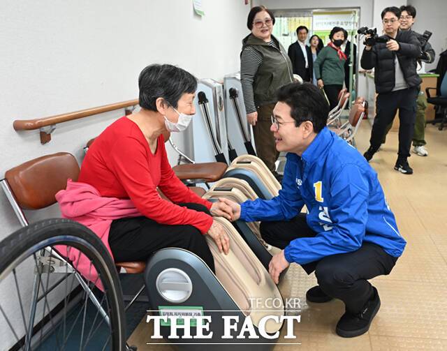 정원오 더불어민주당 서울시장 예비후보가 26일 오후 서울 관악구 관악노인종합복지관을 찾아 어르신들과 인사하고 있다. /이새롬 기자