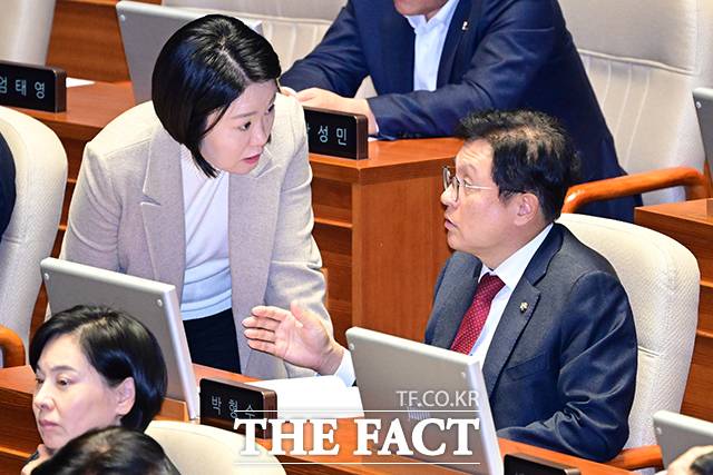 국회가 25조 원 규모 추가경정예산안(추경) 심사를 위한 본격적인 일정 조율에 착수했다. 여야가 이견을 보이는 만큼, 일정 조정을 두고 갈등이 예상된다. 사진은 예결위 여야 간사인 이소영 민주당 의원(왼쪽)과 박형수 국민의힘 의원이 지난해 12월 27일 국회 본회의장에서 대화하는 모습. /남용희 기자