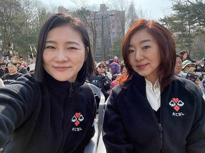 대표적인 마인드 스포츠인 브리지 게임 현장에서 만난 이창희 대표와 김혜영 회장. 김혜영 회장 제공