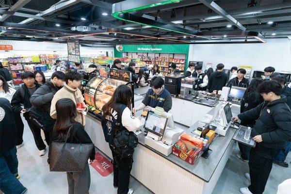 세븐일레븐 차세대 가맹 모델 '뉴웨이브' 한양대프라자점에서 고객들이 계산을 기다리고 있다. 세븐일레븐 제공