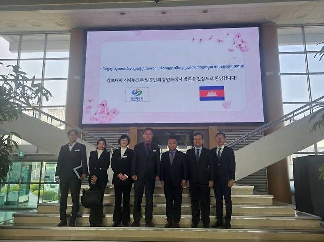 캄보디아 대표단 시청 방문 단체 사진.