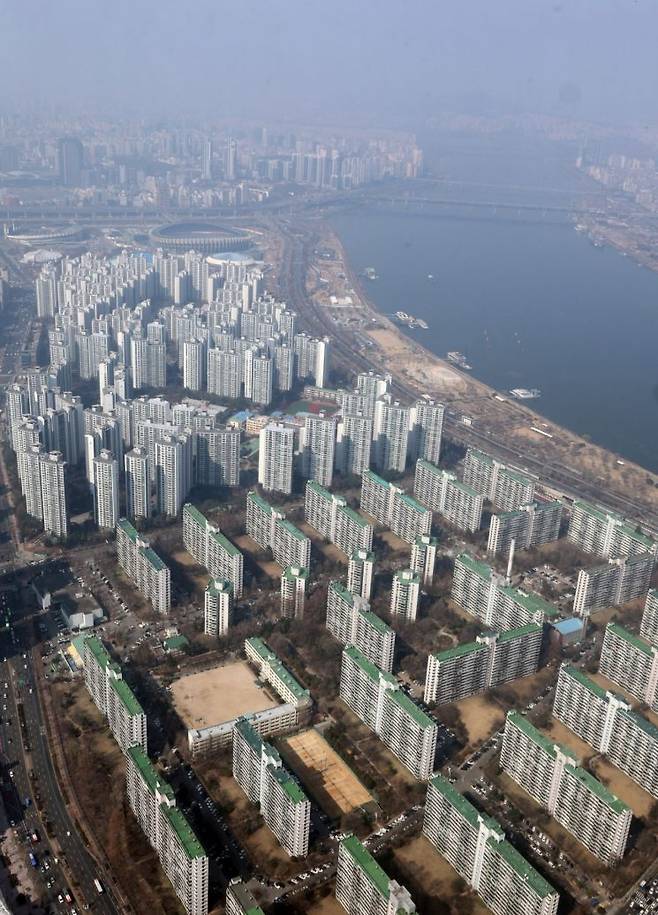 서울 송파구 롯데월드타워에서 바라본 강남3구 아파트 모습. 연합뉴스
