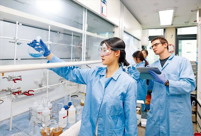 대구 북구에 있는 경북대 자연과학대학에서 화학과 대학원생들이 실험하는 모습. 경북대는 화학 연구를 기반으로 ‘2026 QS 세계 대학 평가 전공별 순위’에서 석유공학 부문 100위 안에 들었다. 지방 거점 국립대 중 100위 안에 포함된 건 경북대 석유공학 부문이 유일하다. /경북대