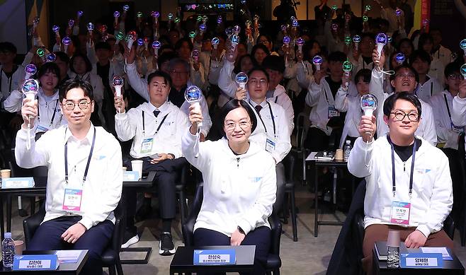 한성숙(앞줄 가운데) 중소벤처기업부 장관이 25일 오후 서울 서초구 드림플러스 강남에서 열린 모두의 창업 발대식에서 참석자들과 기념촬영을 하고 있다. /뉴시스