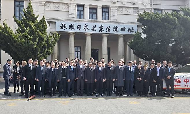 중국 다롄시 뤼순관동법원 옛터에서 26일 한중친선협회 회장인 서청원 전 한나라당 대표, 상임고문 황우여 전 새누리당 대표 등 조문단과, 국회 유해발굴봉환을 위한 국회의원모임의 더불어민주당 정태호·허영·김용만 의원, 국민의힘 박덕흠·김태호 의원, 이제복 국가보훈부 보훈예우정책관 등이 기념 촬영을 하고 있다. /한중친선협회