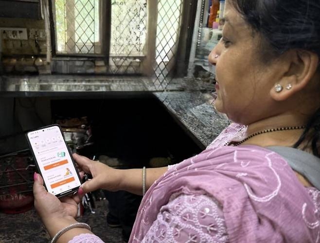 인도 현지인이 어피닛의 AI 금융 플랫폼 ‘트루밸런스’를 사용하고 있다. /어피닛 제공