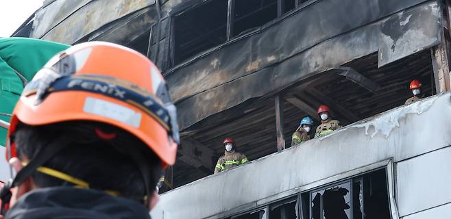 지난 24일 오전 사상자 74명이 발생한 대전 안전공업 공장 화재 참사의 원인을 밝히기 위해 안전보건공단, 노동당국, 소방이 현장 감식을 진행하고 있다. /뉴스1