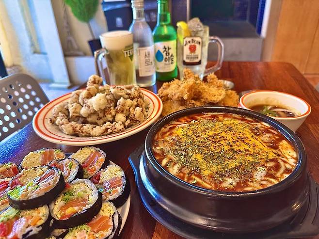 다양한 스타일의 떡볶이과 함께 맥주, 하이볼을 한잔 하기 좋은 그동네떡볶이 연남점. 사진 네이버 지도 그동네떡볶이 연남점 업체 등록 사진