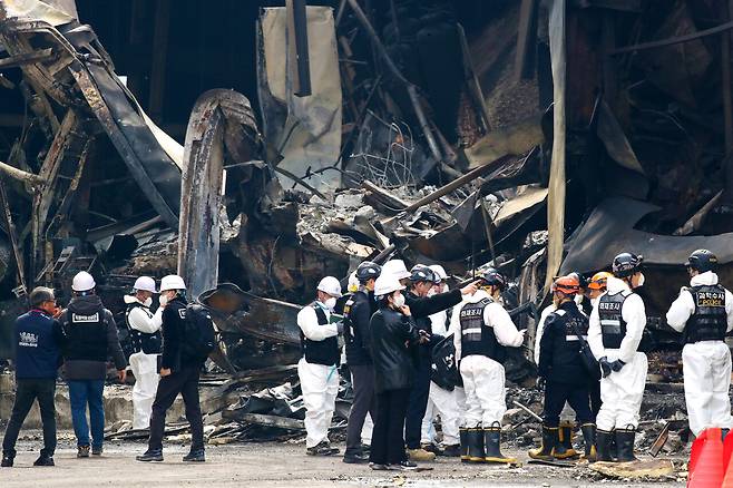 대전 공장 화재 참사와 관련해 22일 오전 대전 대덕구 자동차 부품 제조 공장에서 경찰과 소방, 고용노동부, 국립과학수사연구원 등 관계기관이 합동감식을 진행하는 가운데 유가족이 현장을 지켜보고 있다. 대전일보DB