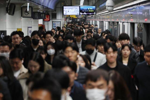 지난 17일 서울 시내의 한 지하철역 내 승강장이 이용객들로 붐비고 있다.ⓒ연합뉴스